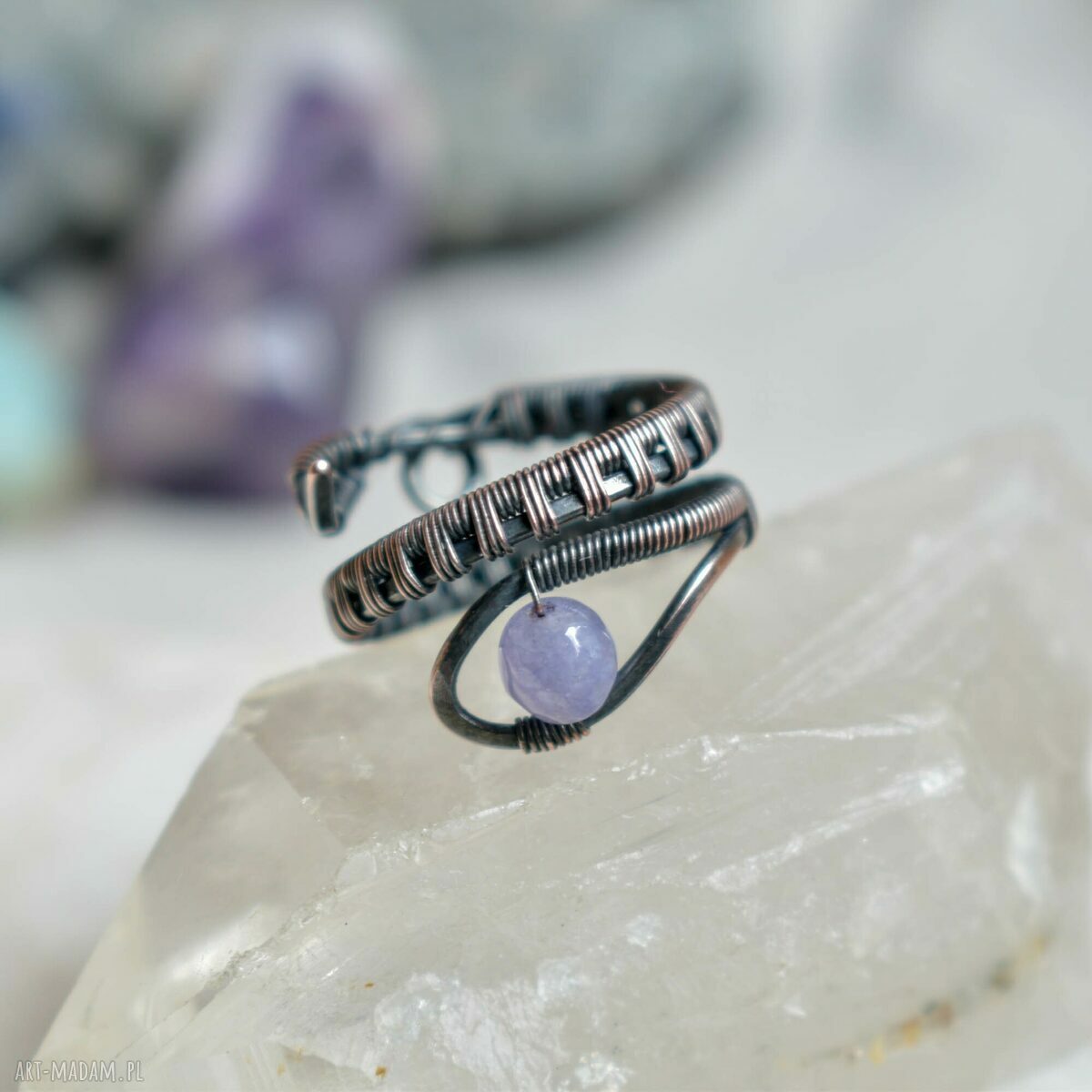 Lawendowy pierścionek spiralny z miedzi - wire wrapping