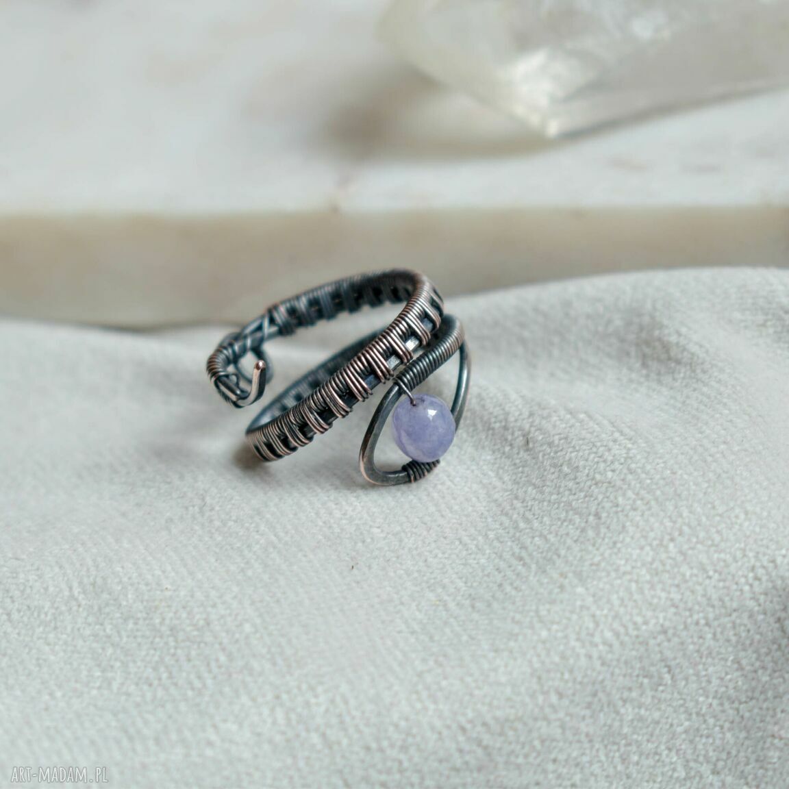 Lawendowy pierścionek spiralny z miedzi - wire wrapping