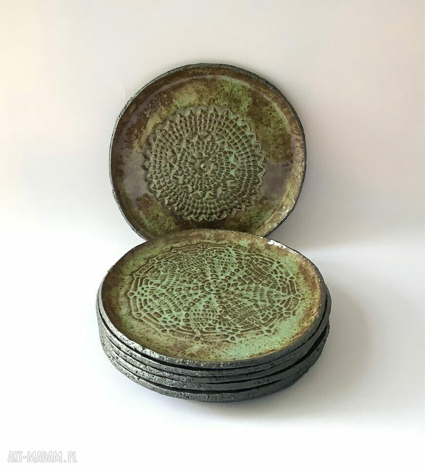 Lazurowe talerze z motywem koronki