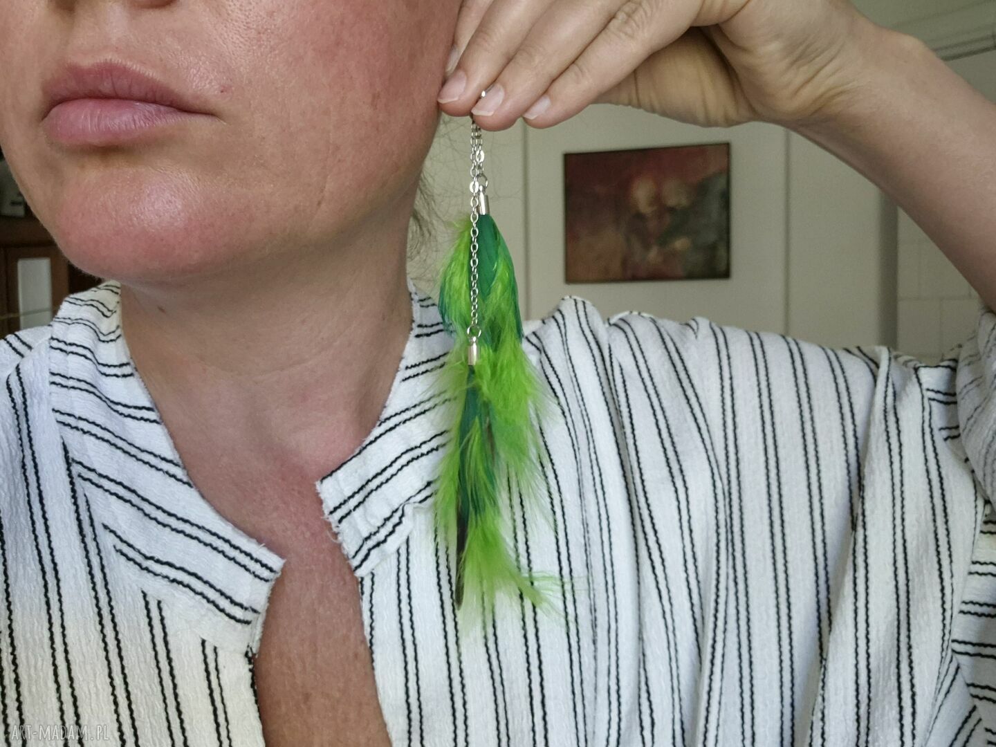 Leciutkie długie kolczyki z piórami folk i boho w zielonym wydaniu