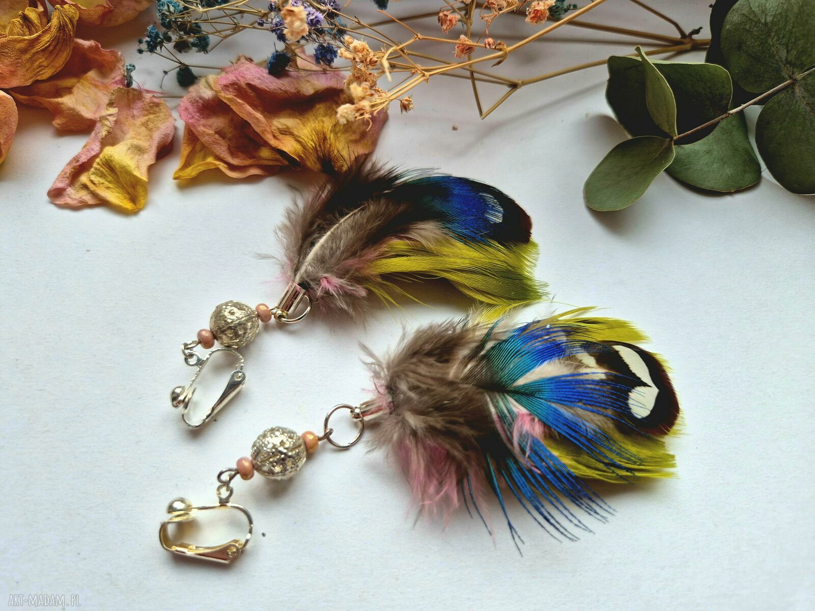 Klipsy lekkie pióra w stylu boho etno
