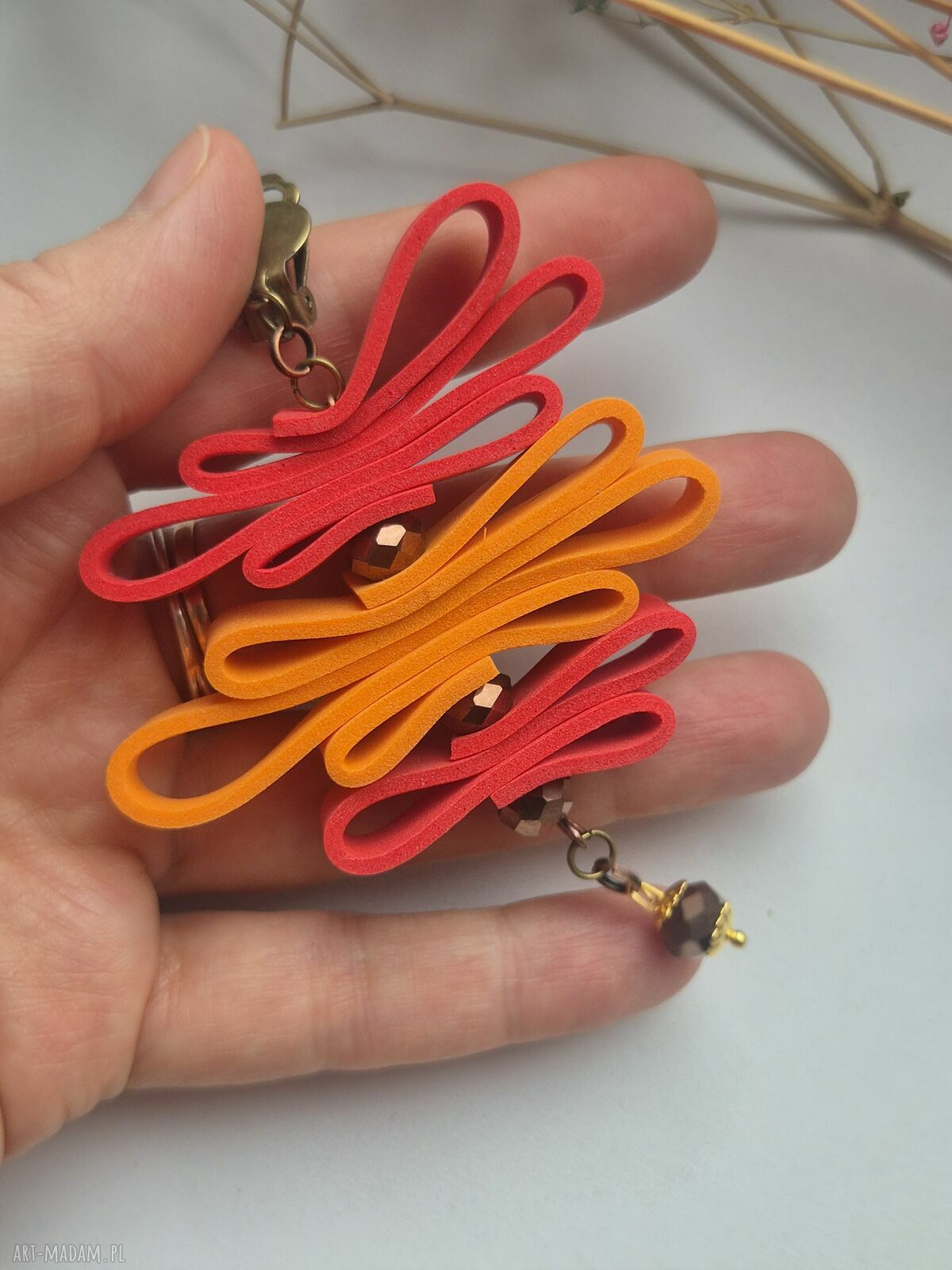 Klipsy leciutkie pomarańczowo-czerwone z piórami - pojedynczy egzemplarz handmade