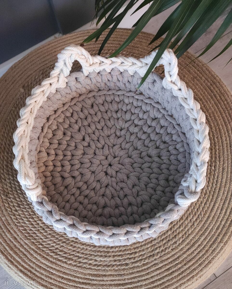 Ręcznie robione legowisko na szydełku dla kota i psa - cappuccino i ecru (ok. 30 cm)