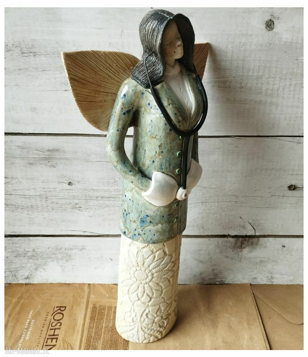 Lekarka w seledynowym fartuszku - ceramiczny anioł handmade