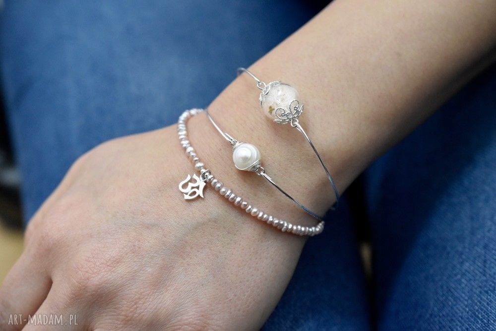 bransoletki: Posrebrzana bransoletka ze słodkowodną perłą. Ręcznie zrobione