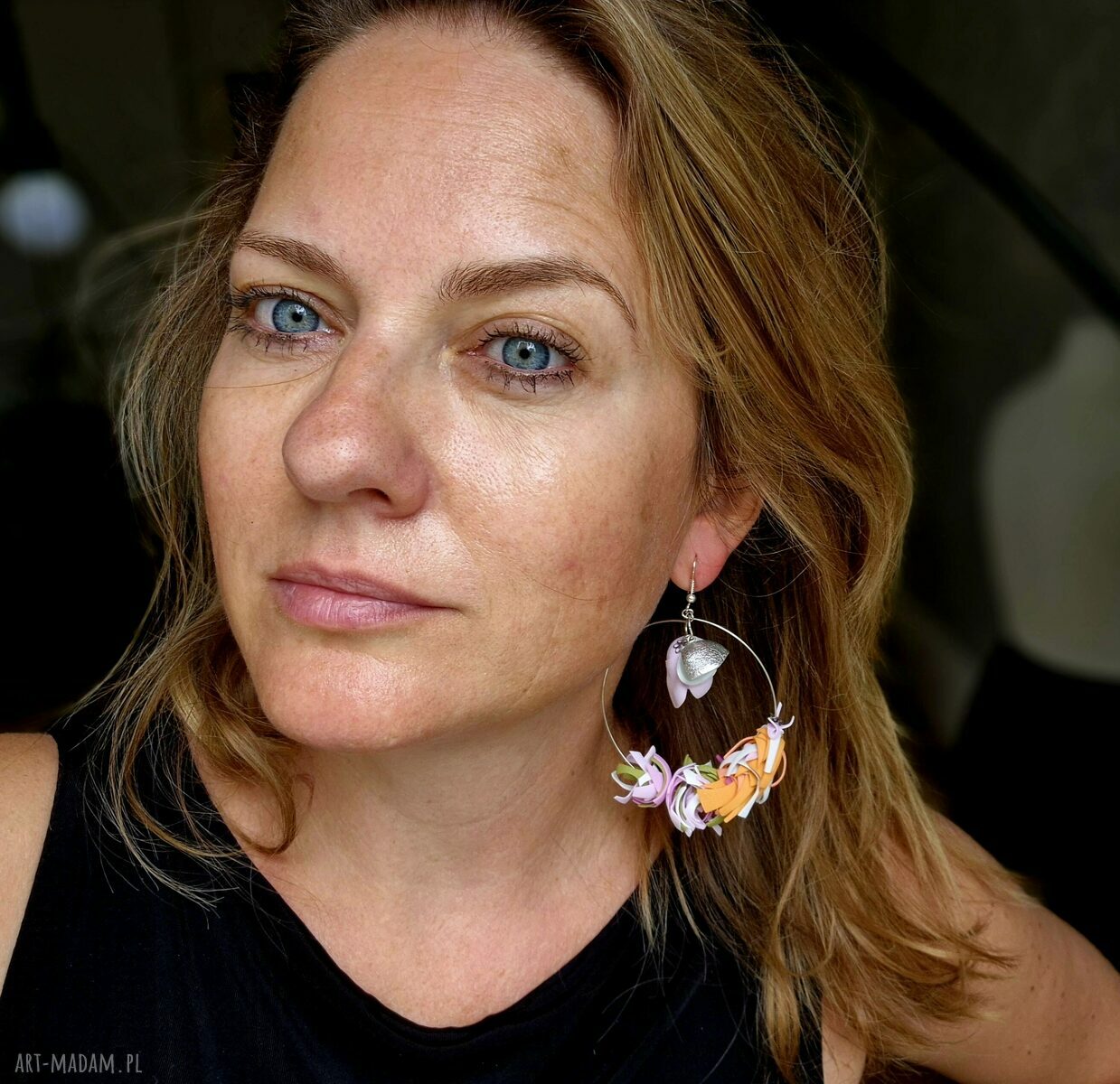 Lekkie kolczyki koła z kwiatami w stylu boho i folk - Frida