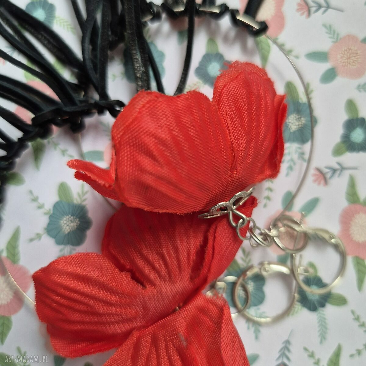 Lekkie, bardzo wyraziste kolczyki kwiatowe w stylu boho Frida