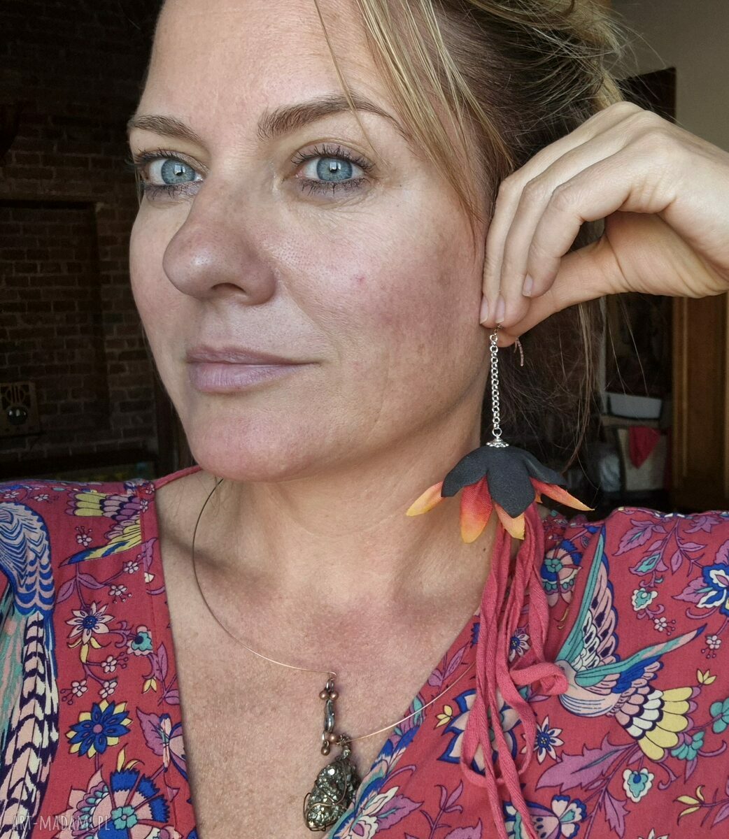 Lekkie i wyraziste kolczyki kwiatowe - styl boho folk Frida