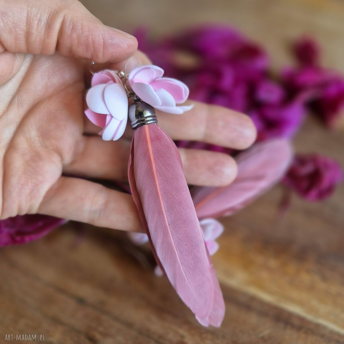 Kolczyki lekkie pudrowe - kwiaty i pióra boho