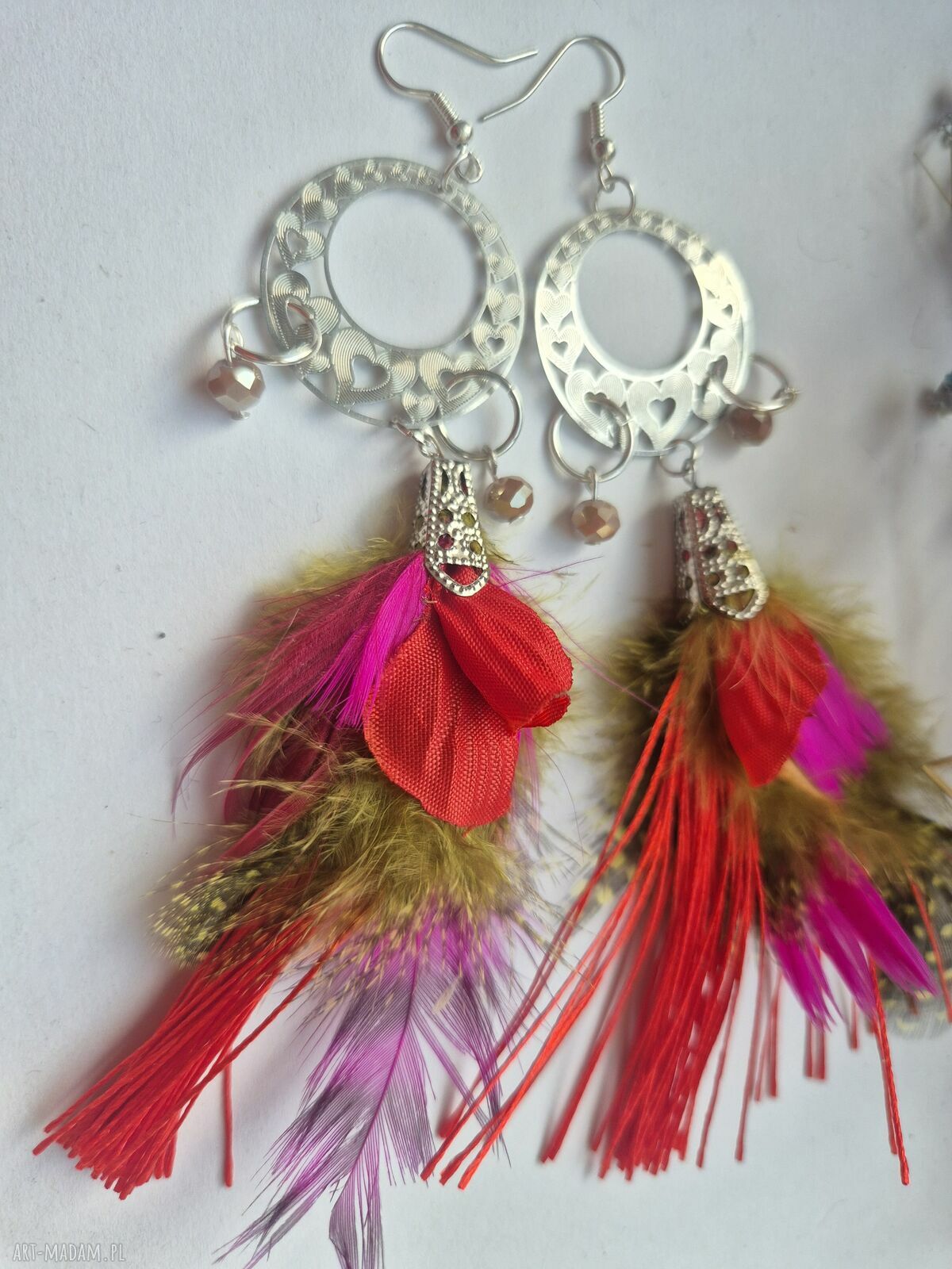 Lekkie kolczyki boho z piórami i chwostami - ok. 10 cm