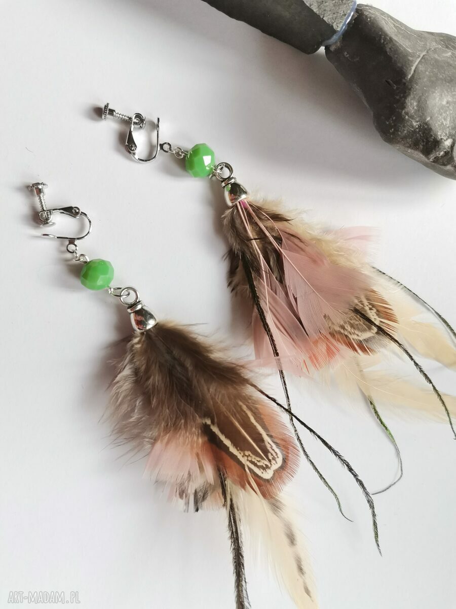 Klipsy z lekkimi piórami w stylu boho i folk