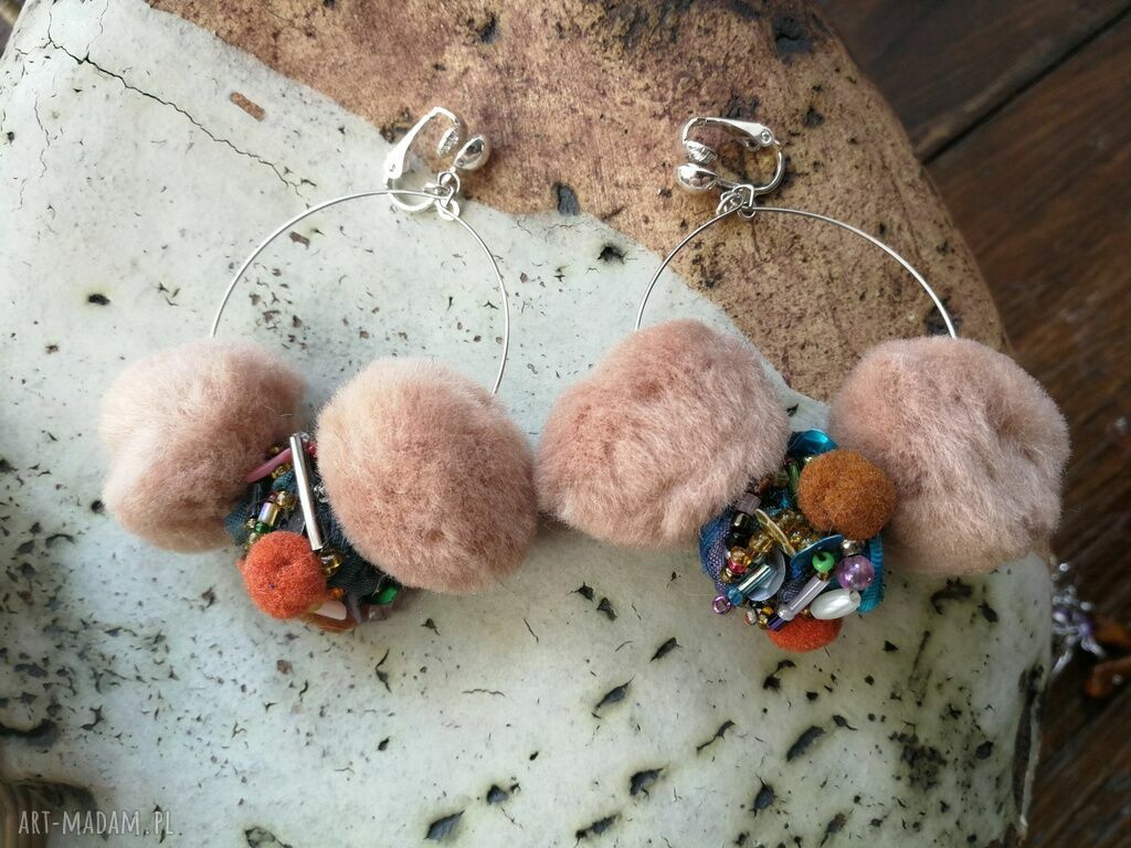 Lekkie klipsy Boho Folk z pomponami w kształcie kół
