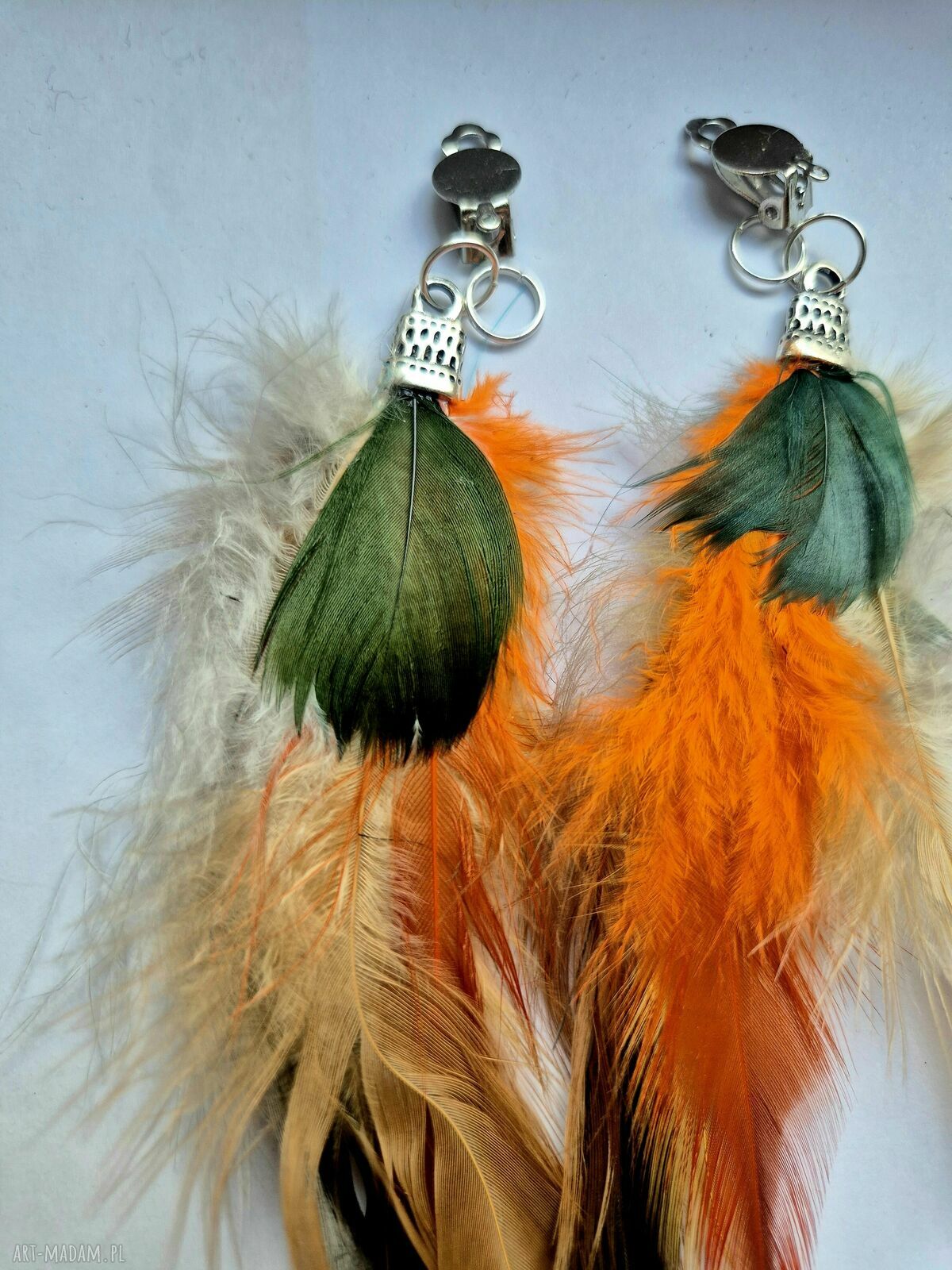 Lekkie klipsy z piórami w kolorach boho