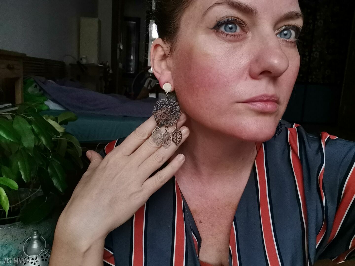 Lekkie klipsy boho z liśćmi i piórami w beżu - etno folk
