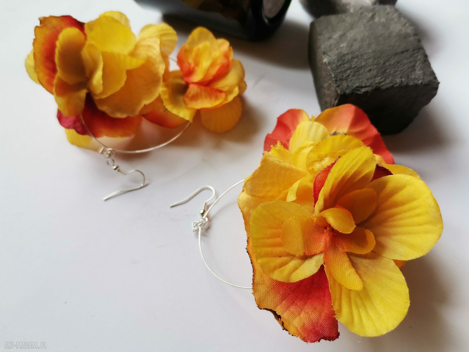 Lekkie klipsy boho z żółtymi kwiatami - koła