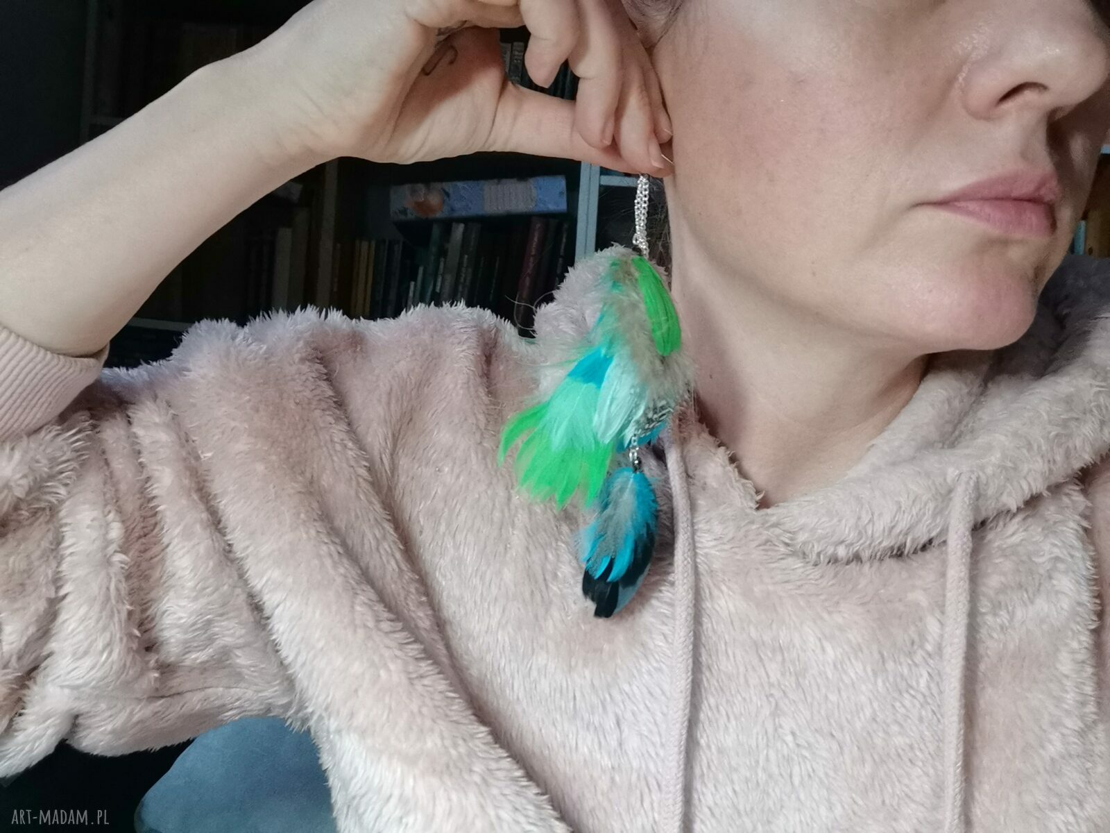 Lekkie długie kolczyki z piórami folk i boho na ślub - zieleń