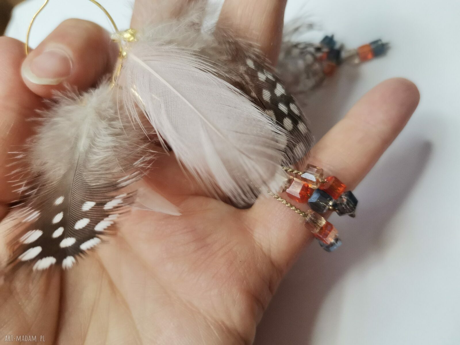 Kolczyki lekkie pióra boho i folk - Frida, które dodają lekkości stylizacji