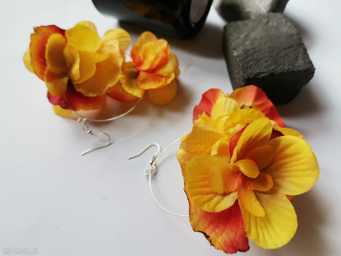 Lekkie klipsy boho z żółtymi kwiatami - koła