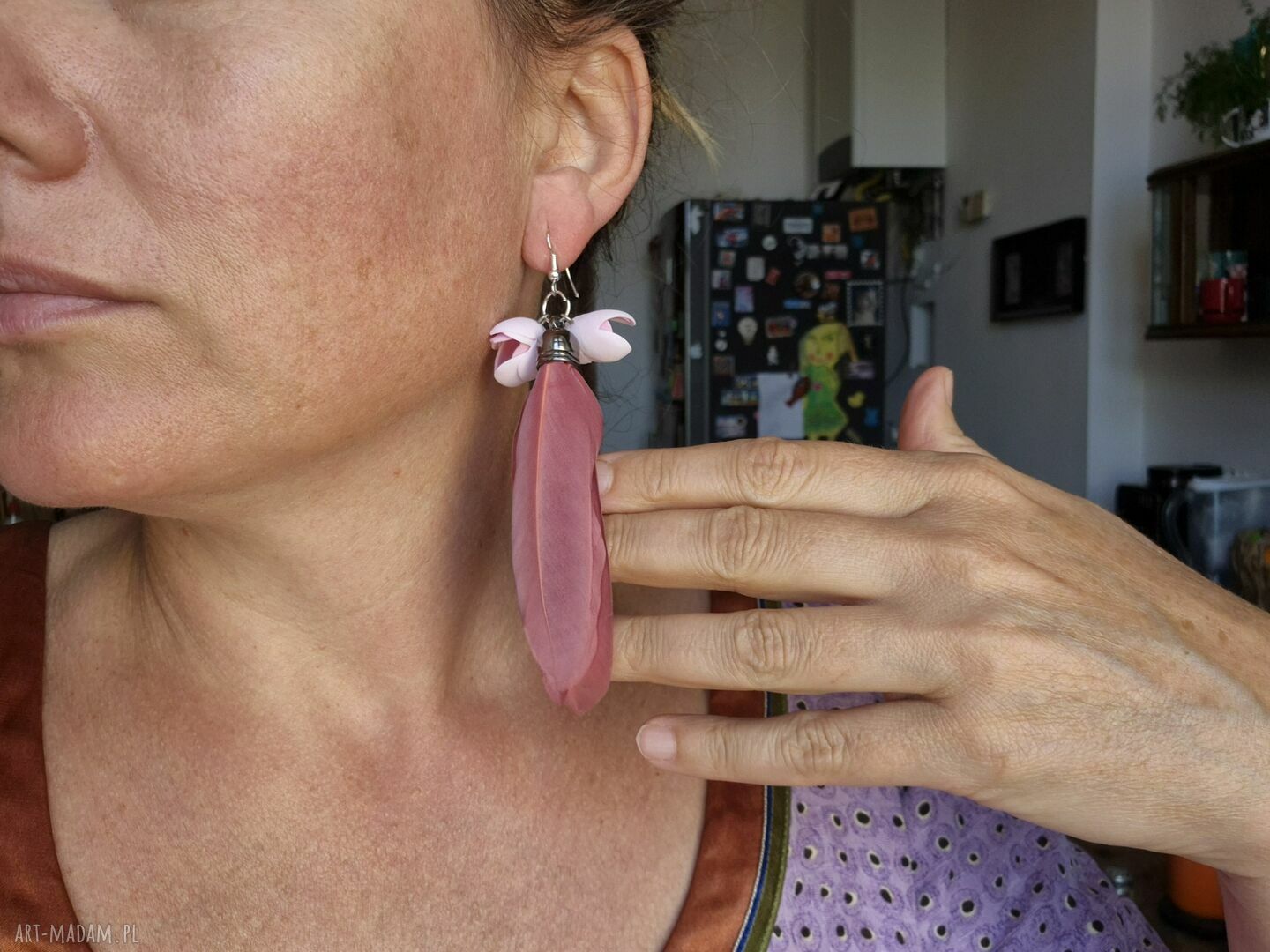 Kolczyki lekkie pudrowe - kwiaty i pióra boho