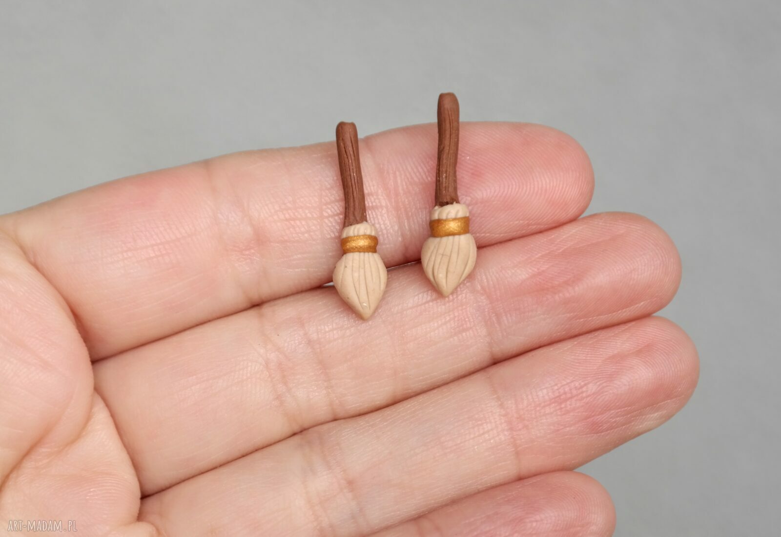 Lekkie miotły czarownicy - minimalistyczne kolczyki handmade na Halloween (22x7 mm)