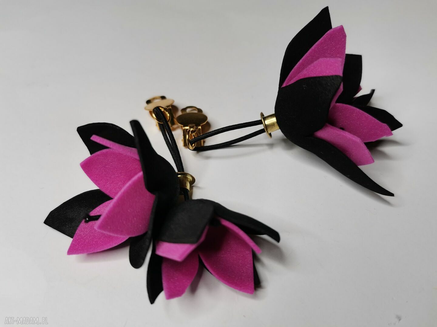 Lekkie klipsy Frida w czarno-amarantowych kwiatach - styl boho i wygoda
