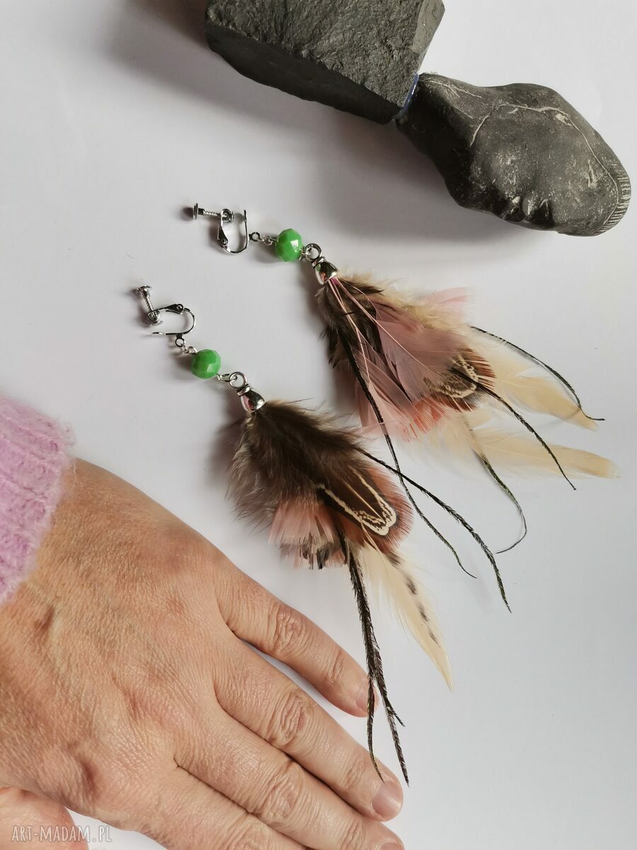 Klipsy z lekkimi piórami w stylu boho i folk