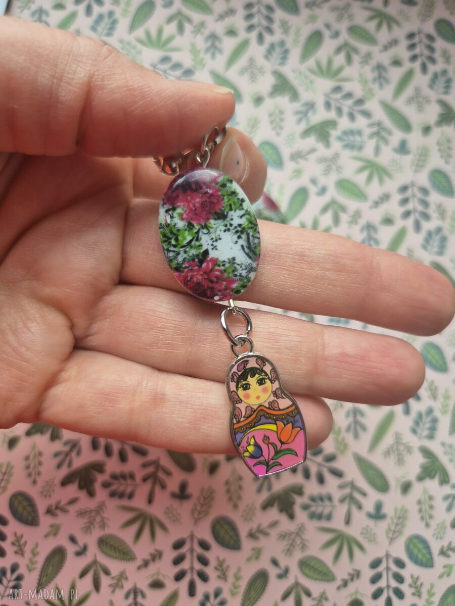 Lekkie klipsy z kolorowymi matrioszkami w stylu folk i boho
