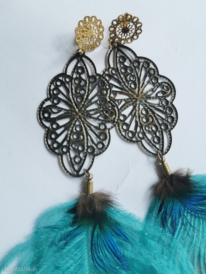 Lekkie kolczyki z kolorowych piór w stylu boho
