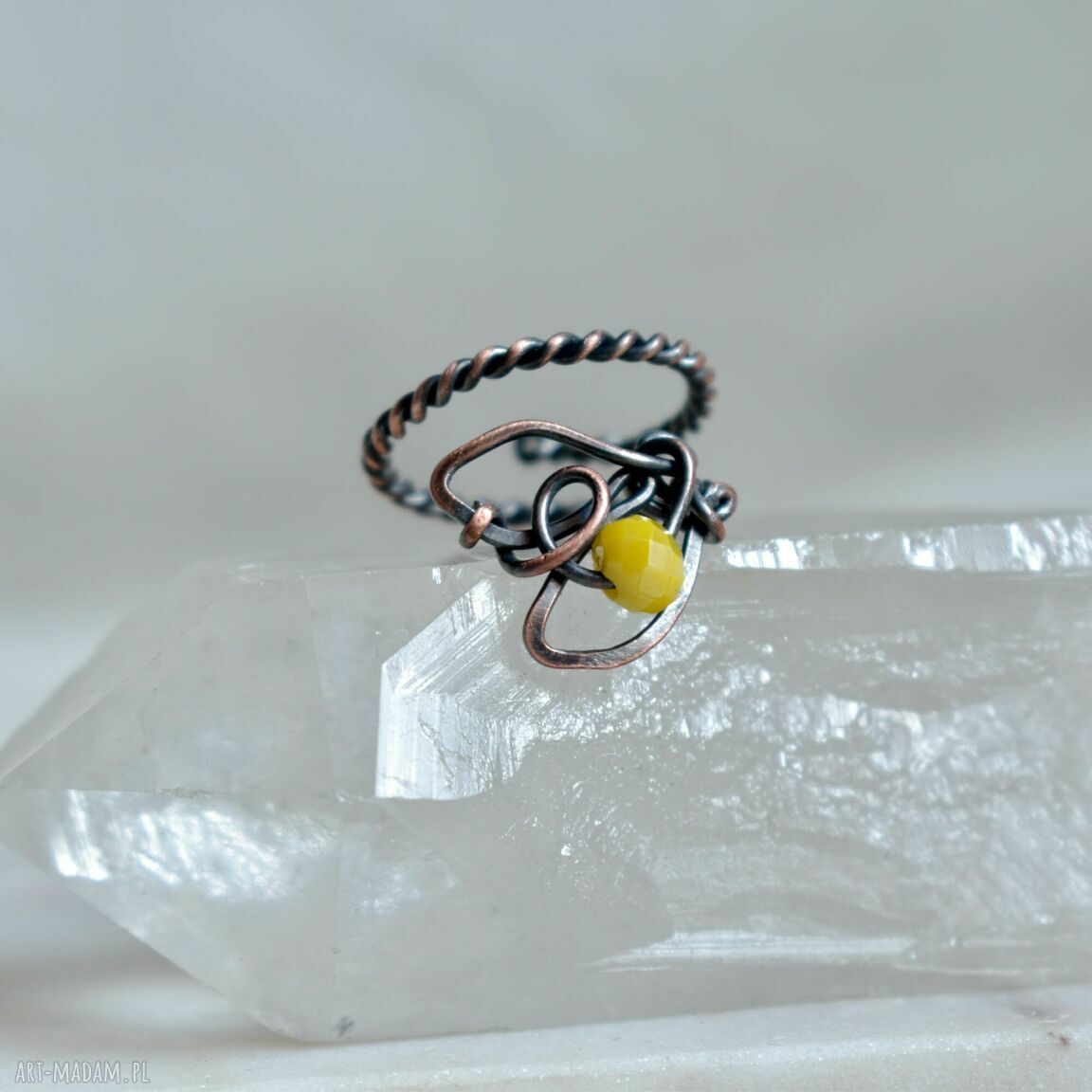 Lemon - pierścionek ze szklaną kryształową cytryną z Pracowni Miedzi (spiralny)