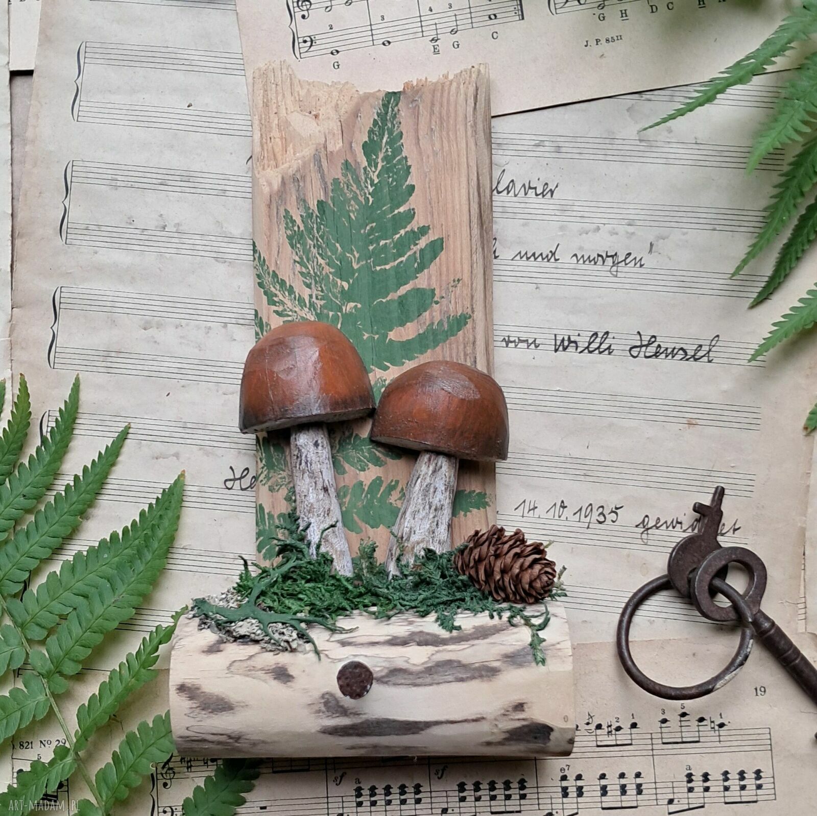 Leśny wieszak z koźlarzami - naturalna ozdoba i haczyk na klucze