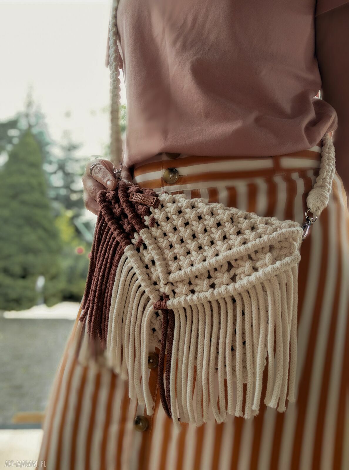 Letnia kopertówka z makramy z frędzlami na ramię boho
