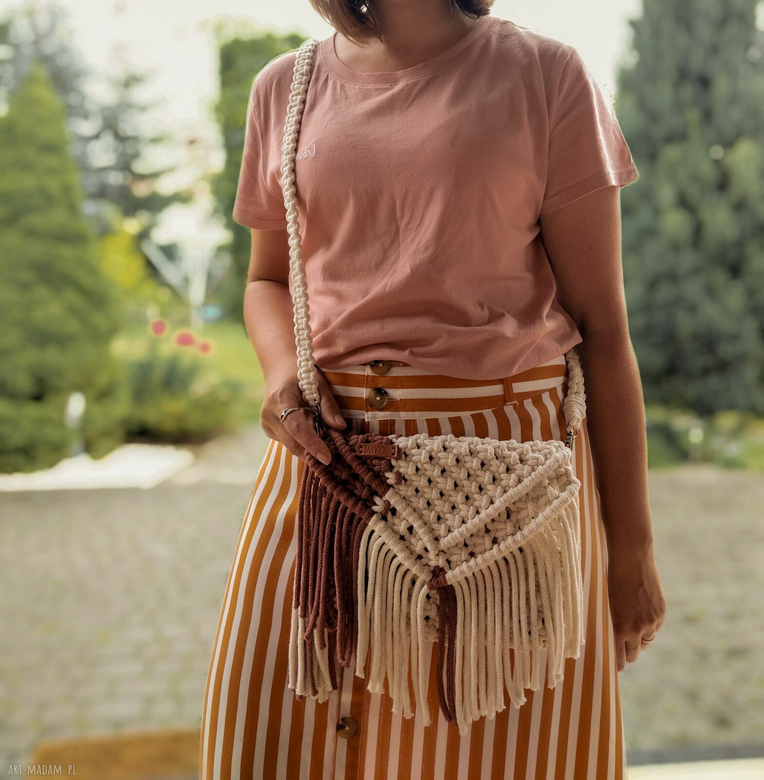 Letnia kopertówka z makramy z frędzlami na ramię (boho)