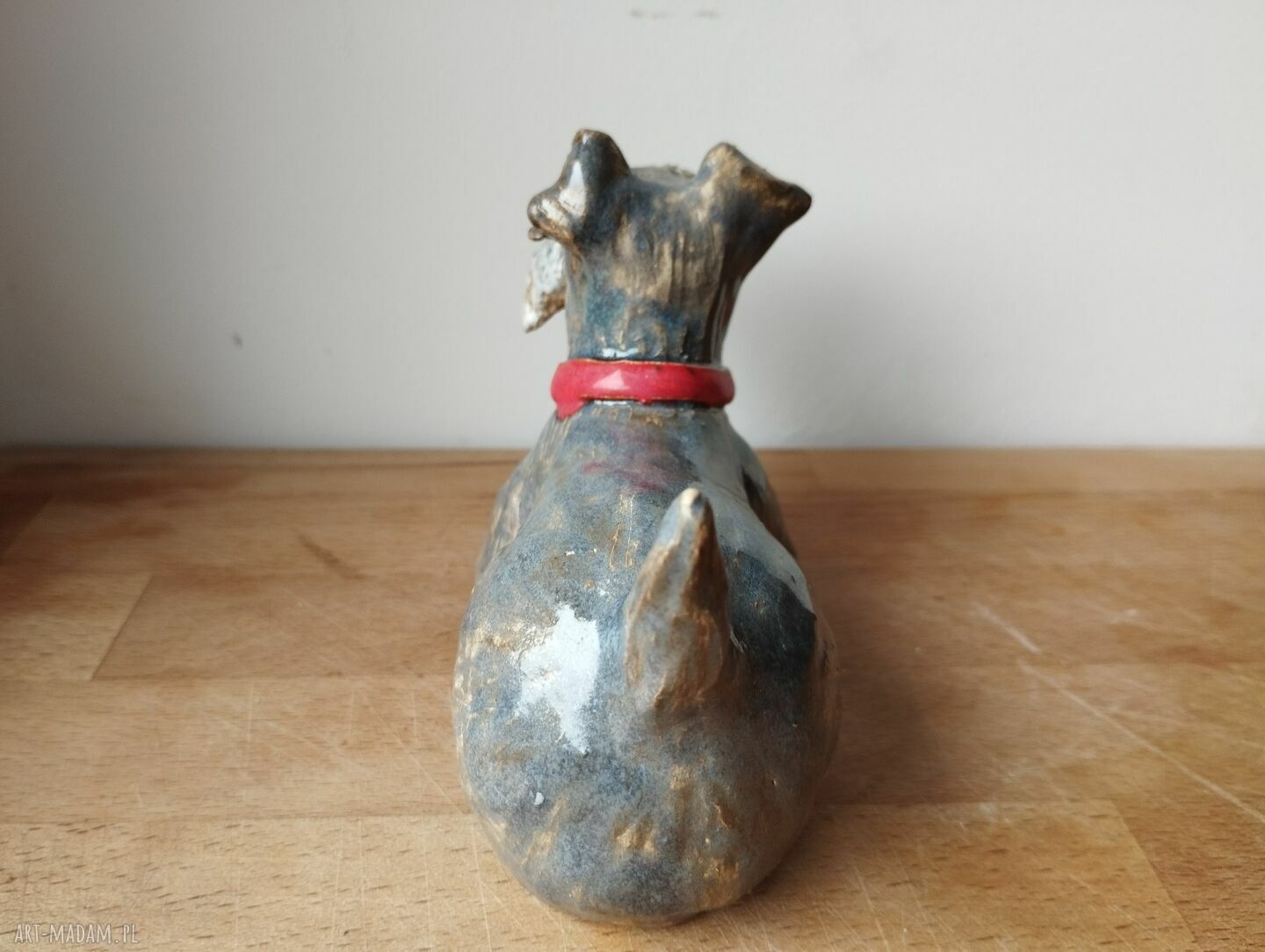 Sznaucerek leżący - ręcznie robiona figurka ceramiczna na półkę