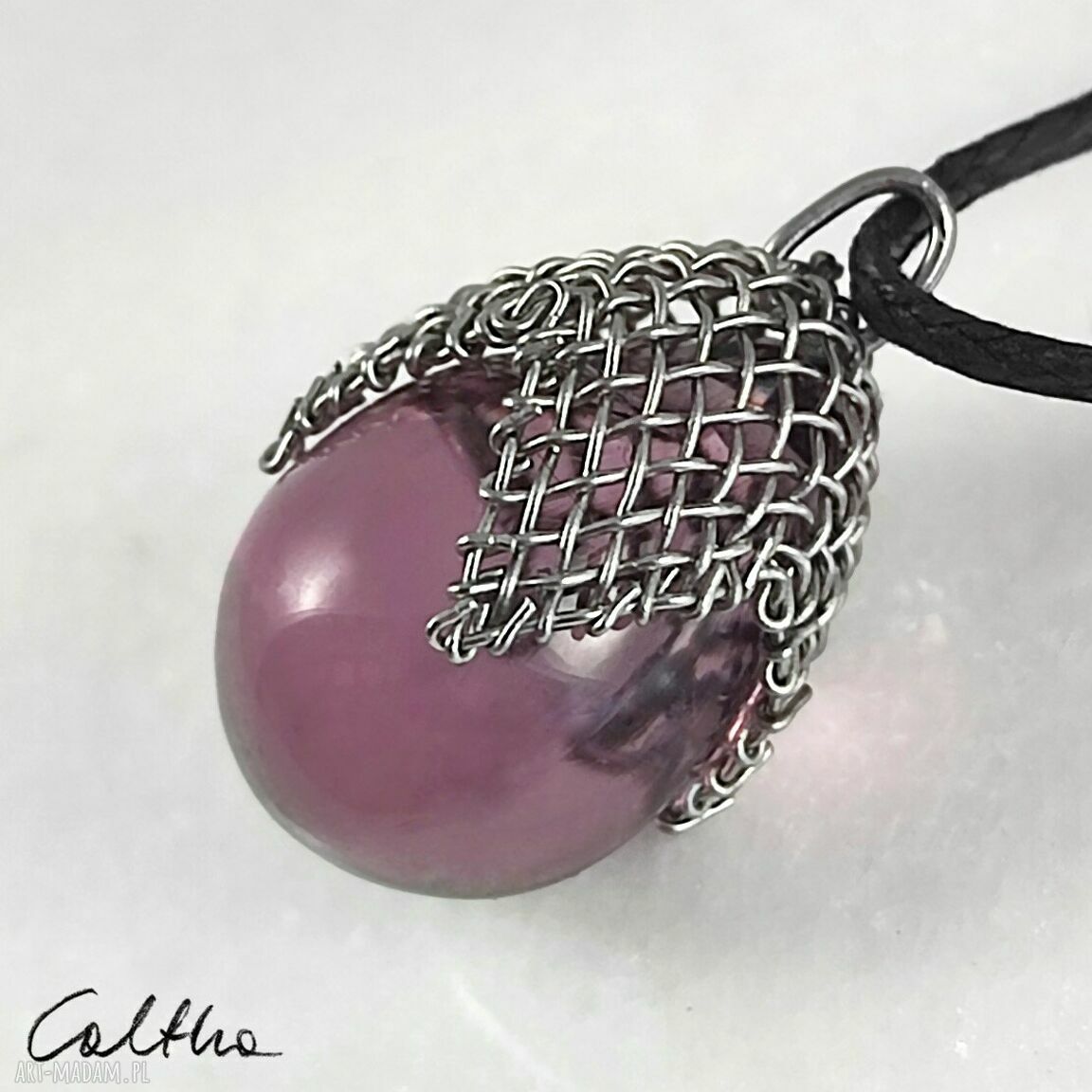 Liliowy wisiorek M ze szklanej kropli w siateczce - handmade