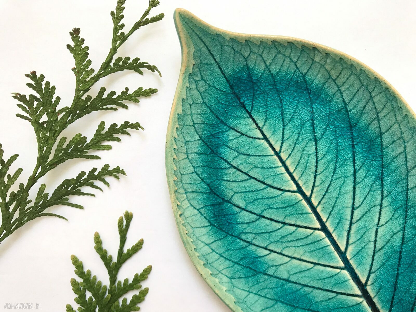 Liść na drobnostki - ceramiczna podstawka na biżuterię