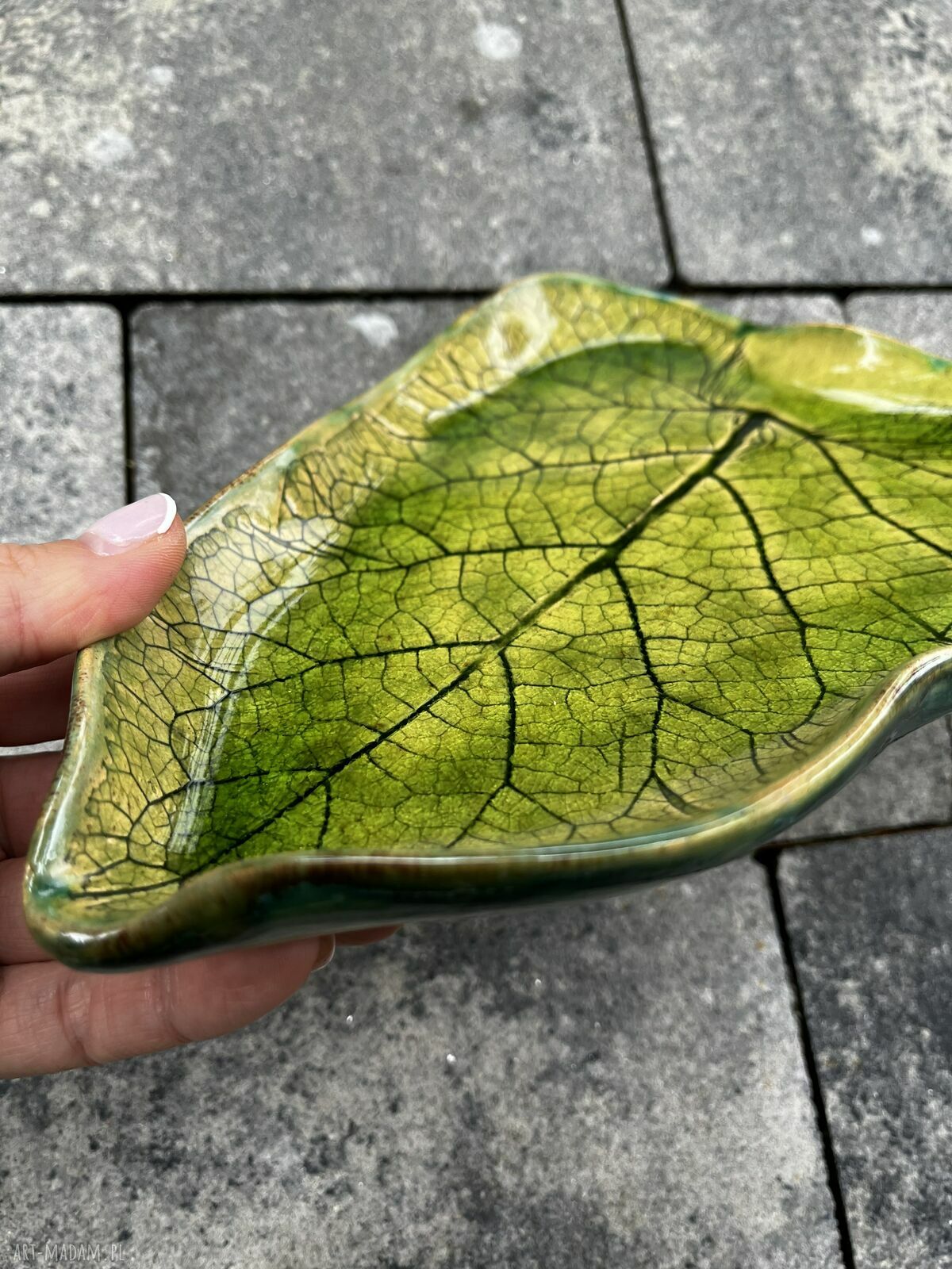 Ceramiczny liść łopianu w zieleni - dekoracyjny talerz handmade