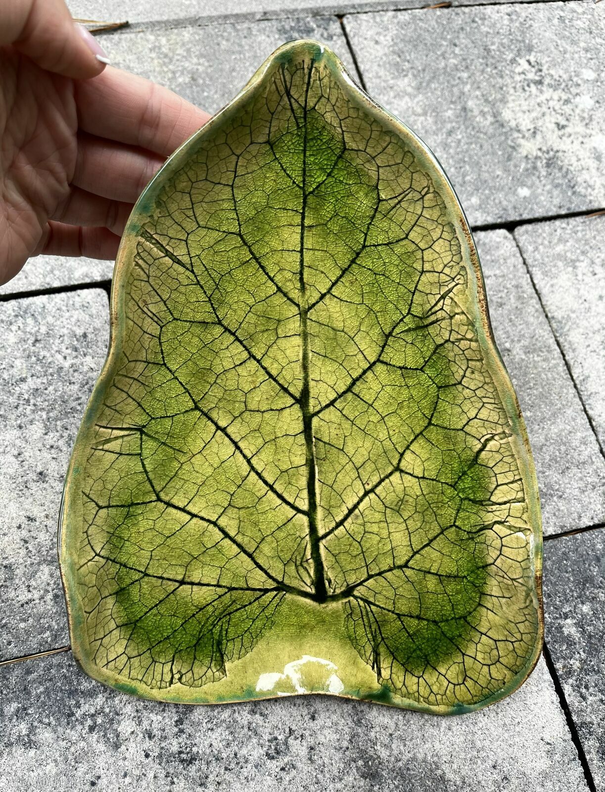 Ceramiczny liść łopianu w zieleni - dekoracyjny talerz handmade
