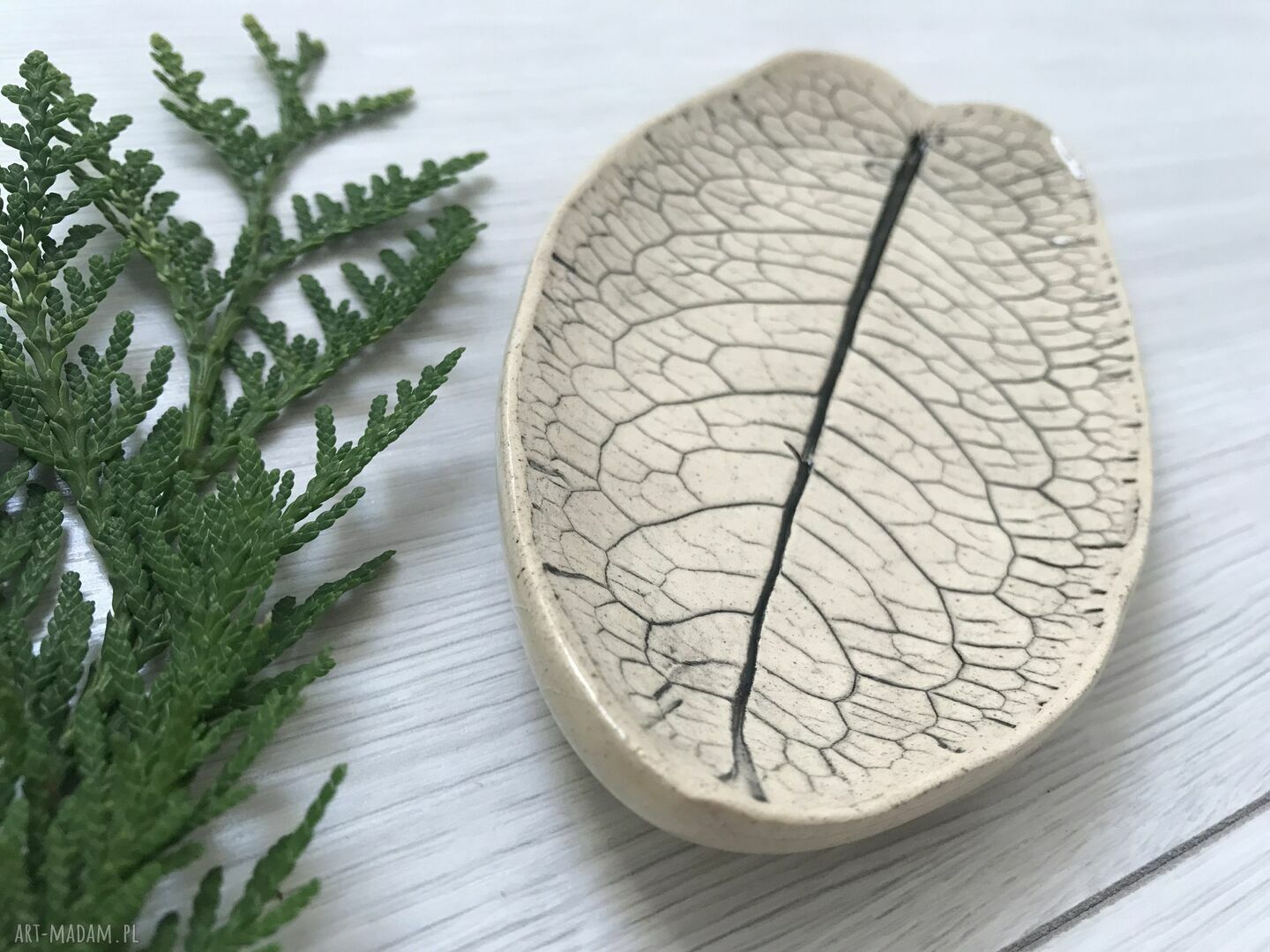 Ceramiczny talerzyk w kształcie liścia jako podstawka na biżuterię