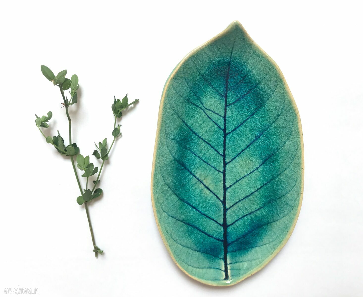 Liść w turkusie - dekoracyjny talerzyk z ceramiki jako podstawka na biżuterię handmade