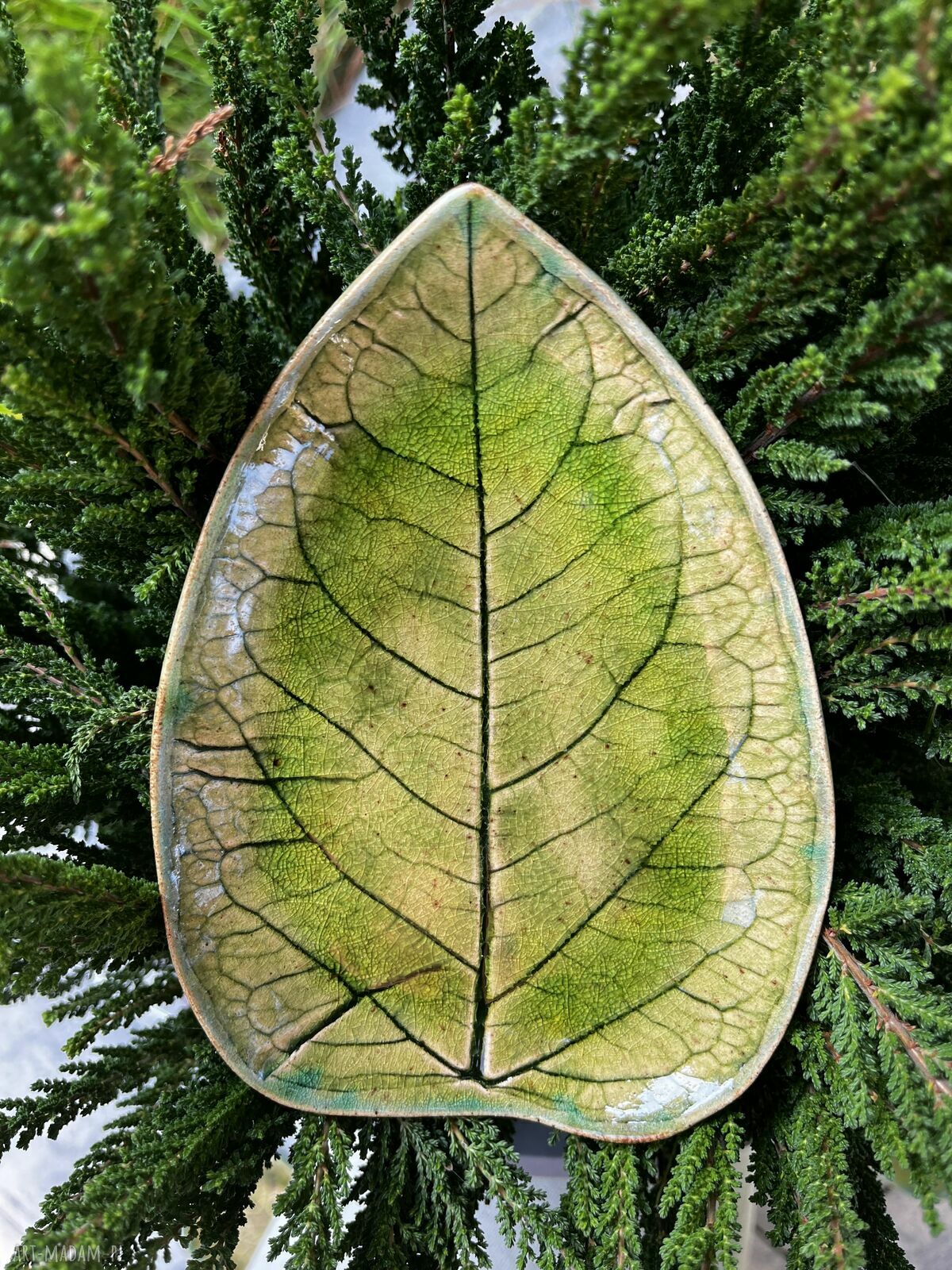 Zielony ceramiczny talerzyk w kształcie liścia