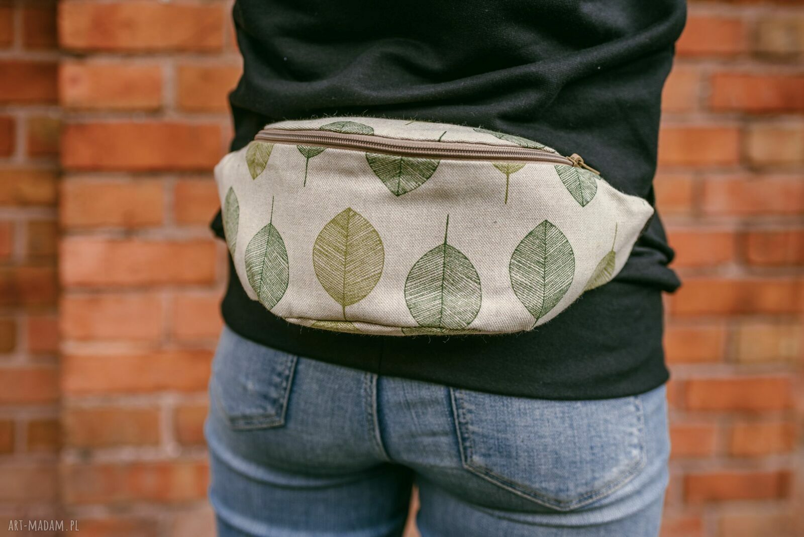 Liściasta nerka saszetka liście print floral ednokomorowa beżowej