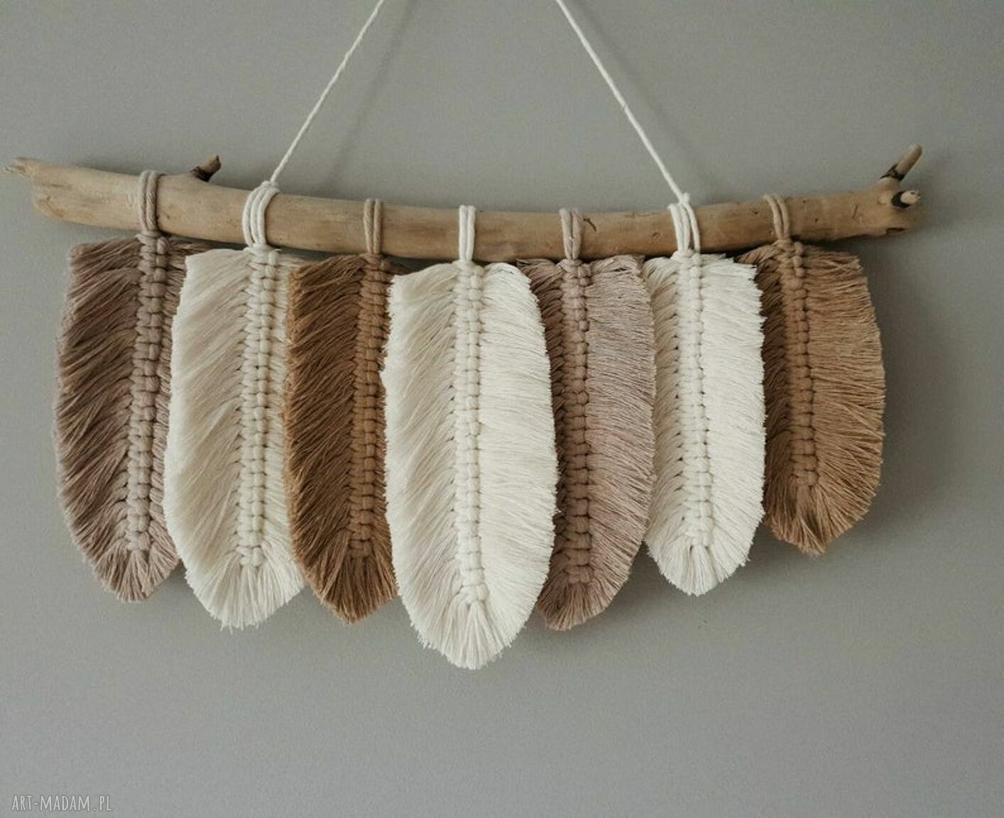 Makrama piórko beżowe z liśćmi i listkami boho dekoracja ręcznie robiona