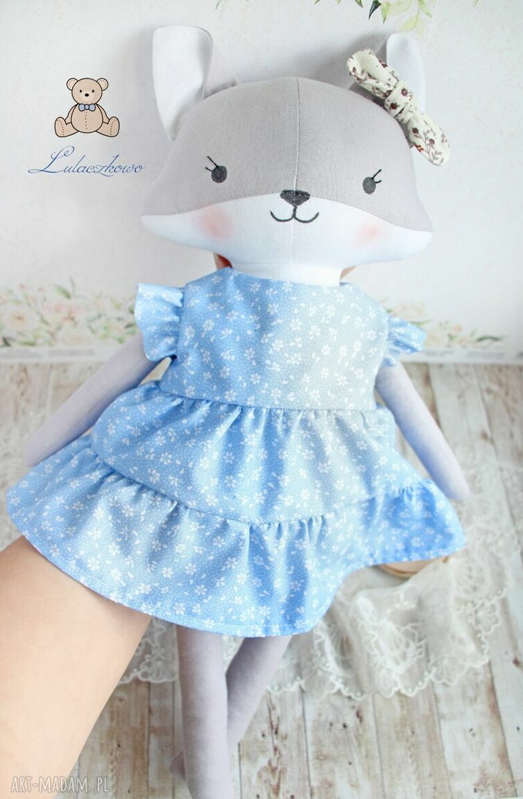 Przytulanka Lisek Pola w błękitnej sukieneczce w kwiaty