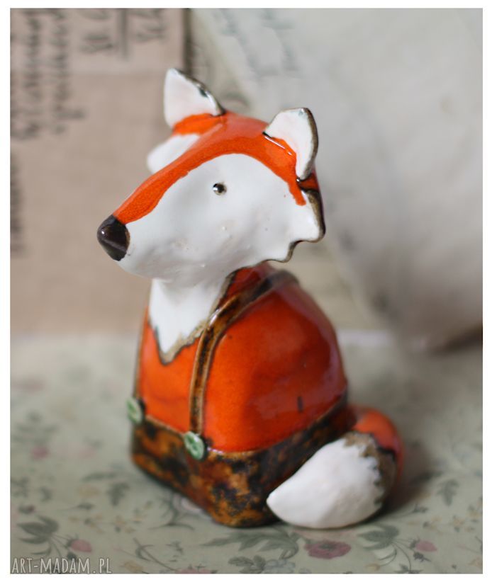 Lisek w spodenkach - ceramiczna figurka handmade z gliny szamotowej