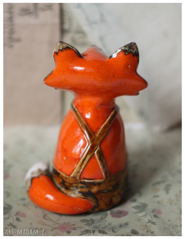 Lisek w spodenkach - ceramiczna figurka handmade z gliny szamotowej