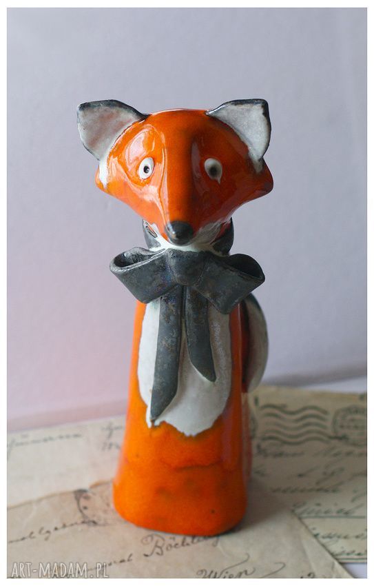 Lisek z kokardą - ręcznie wykonana figurka ceramiczna