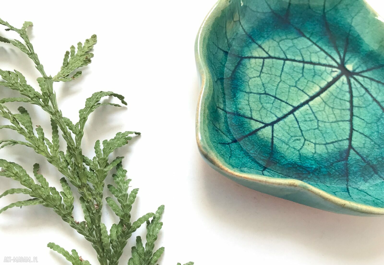 Turkusowy ceramiczny talerzyk na biżuterię w kształcie liścia