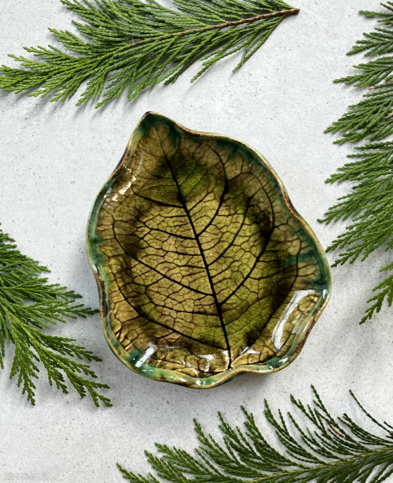 Ręcznie wykonany ceramiczny listek na biżuterię