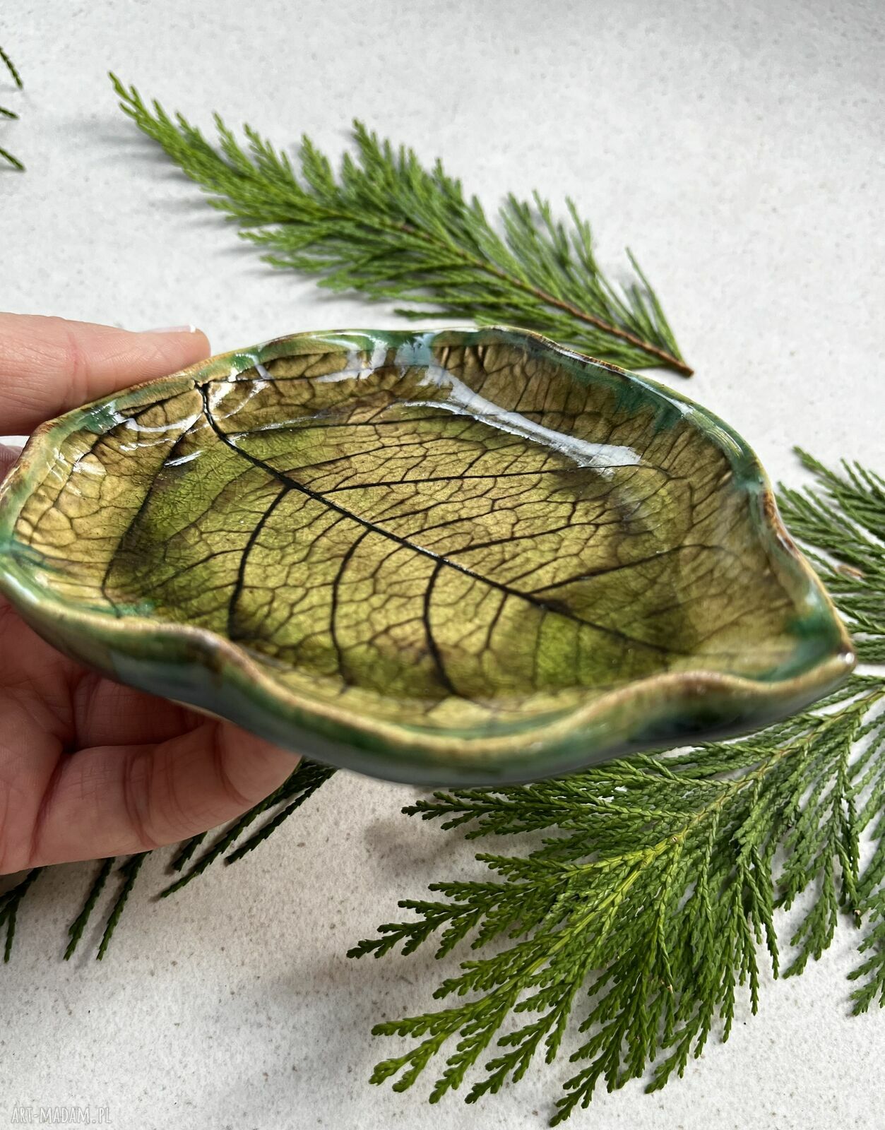 Ręcznie wykonany ceramiczny listek na biżuterię