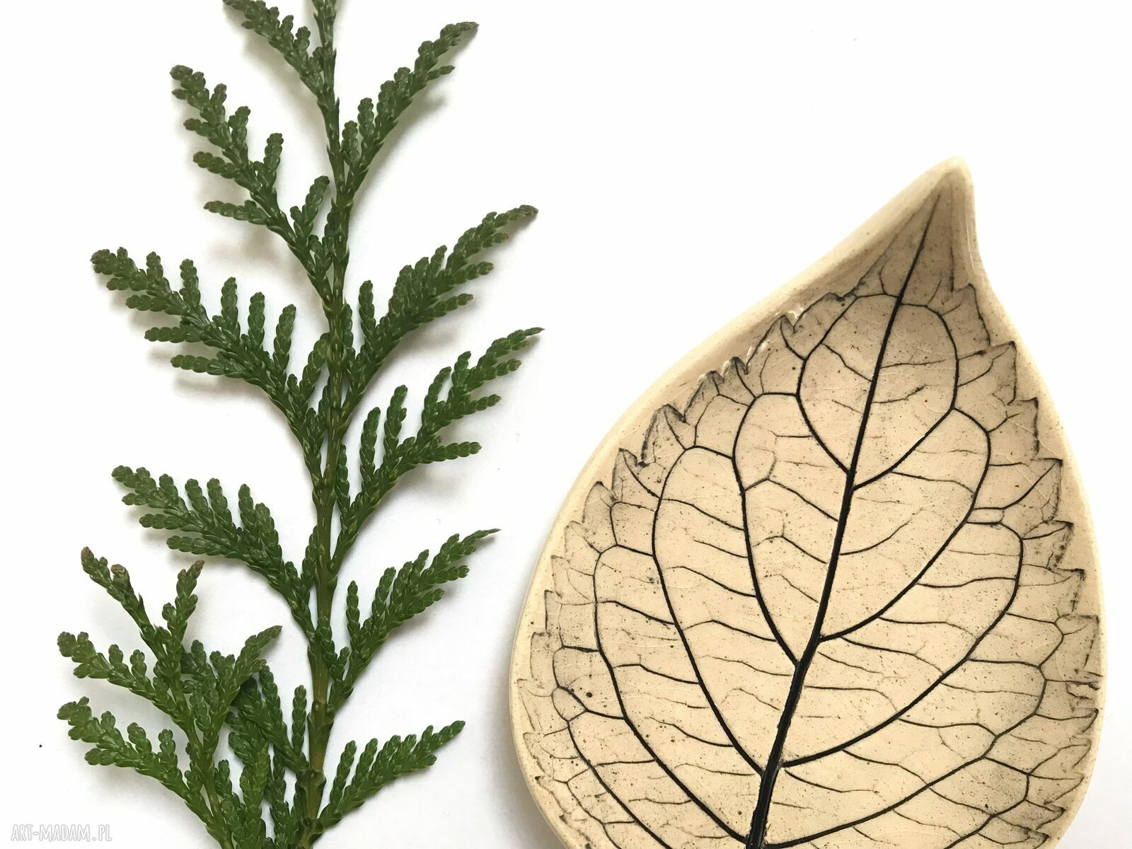 Ręcznie formowany talerzyk z ceramicznym listkiem na biżuterię